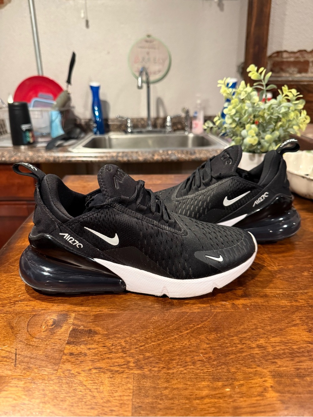 Youth Nike Air Max 270 (size 6Y)
